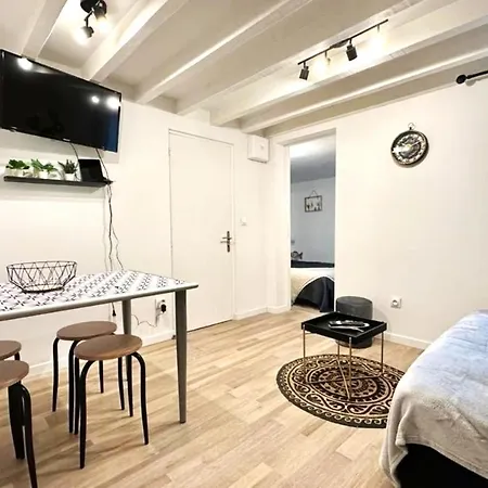 Douillet Avec Terrasse Apartment *